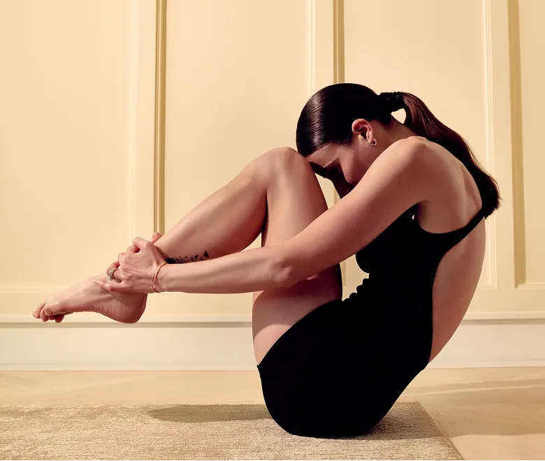 Woman performing Pilates Linfodrenante lymphatic activation exercise
