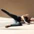 Sessione con Carlotta Gagna sdraiata su un fianco con una gamba sollevata in diagonale verso l'alto e l'altra distesa su un tappetino in Pilates Linfodrenante® Principianti