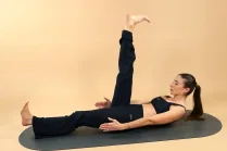Sessione Addome sgonfio con Carlotta Gagna che esegue un esercizio di Pilates Linfodrenante® Express con una gamba sollevata in verticale