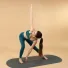 Sessione Lifestyle + Gambe e glutei con Carlotta Gagna che esegue un allungamento laterale in piedi con un braccio disteso sopra la testa