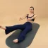 Sessione Addome sgonfio con Carlotta Gagna inclinata all'indietro su un tappetino con una gamba sollevata, l'altra piegata e le braccia protese in avanti in Pilates Linfodrenante® Express
