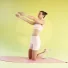 Sessione con Carlotta Gagna in ginocchio su un tappetino con entrambe le braccia distese in avanti e un piede sollevato dietro di sé in Pilates Linfodrenante®